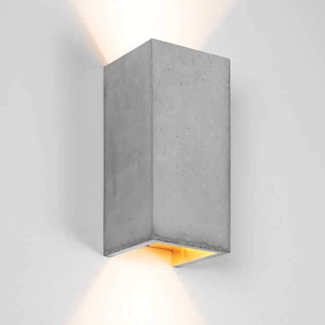 Gaišā taisnstūrveida betona sienas lampa